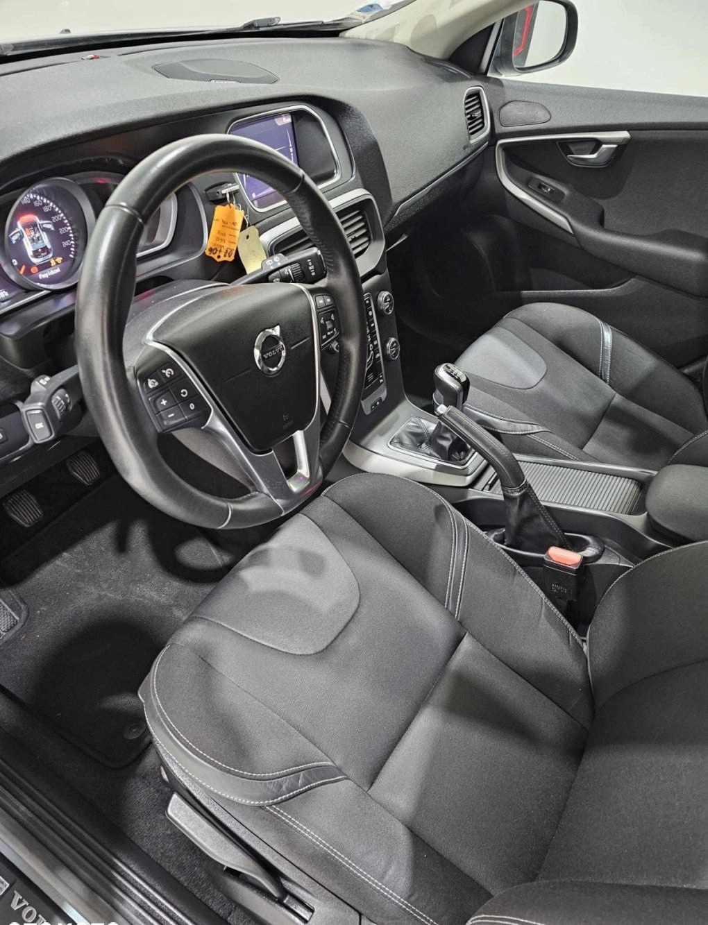 Volvo V40 cena 35700 przebieg: 143829, rok produkcji 2018 z Dobrodzień małe 154